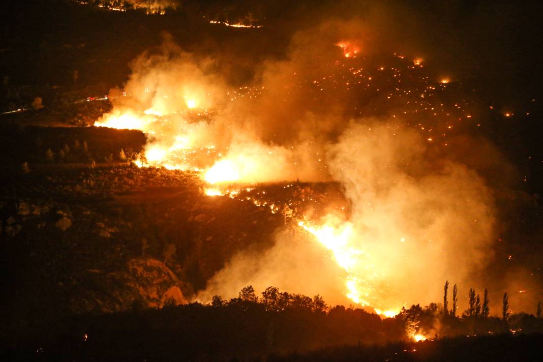 Mersin'de yangın sürüyor! 4 mahalle boşaltıldı 1