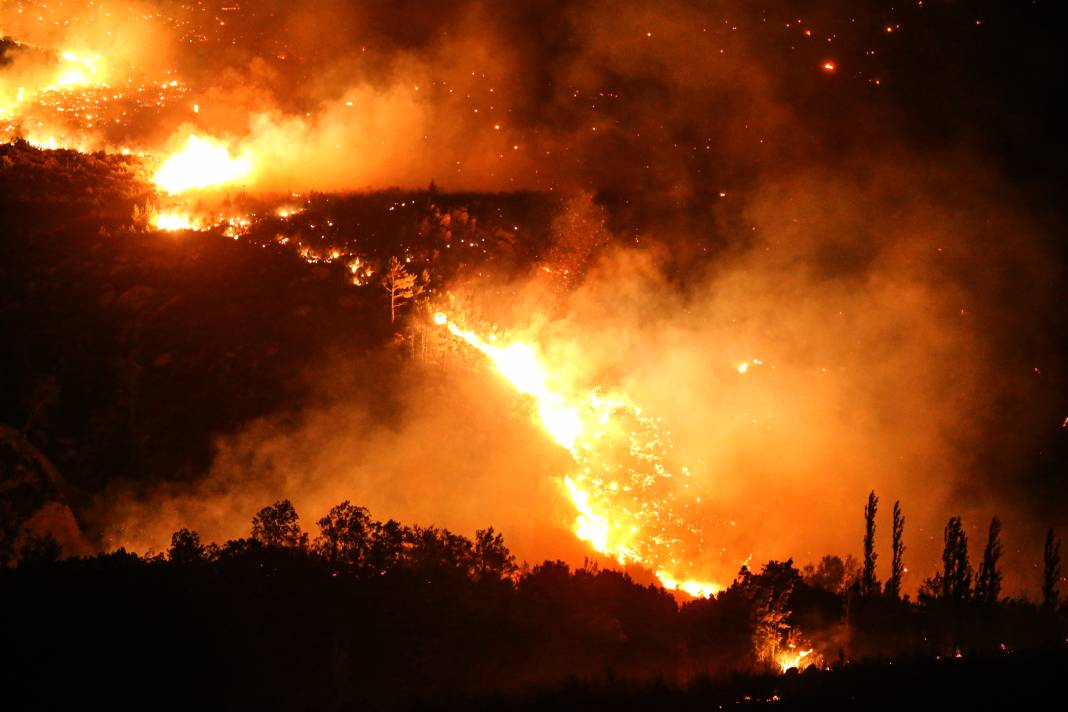 Mersin'de yangın sürüyor! 4 mahalle boşaltıldı 2