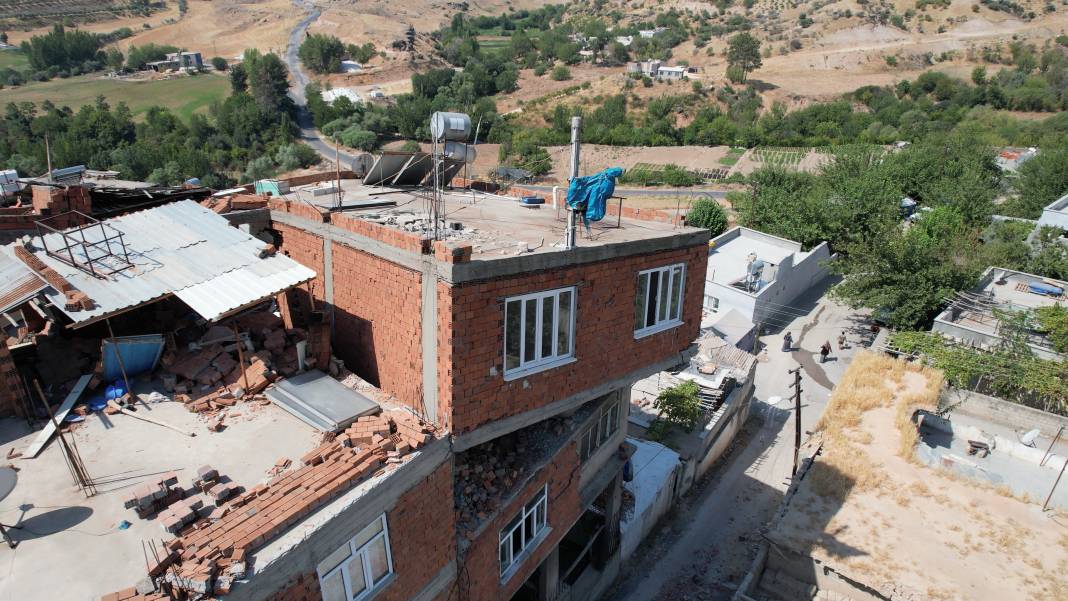 Depremde ara katı yıkıldı; Binanın ekseni kaydı 1