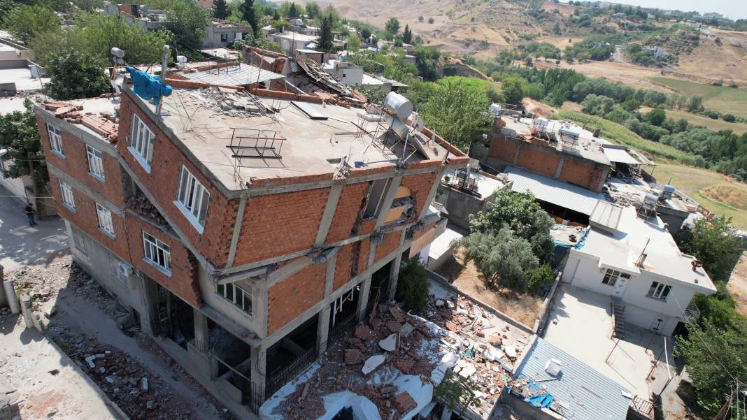 Depremde ara katı yıkıldı; Binanın ekseni kaydı 3