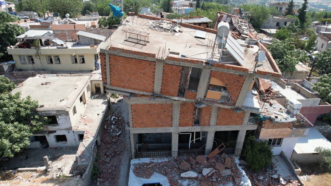 Depremde ara katı yıkıldı; Binanın ekseni kaydı 4