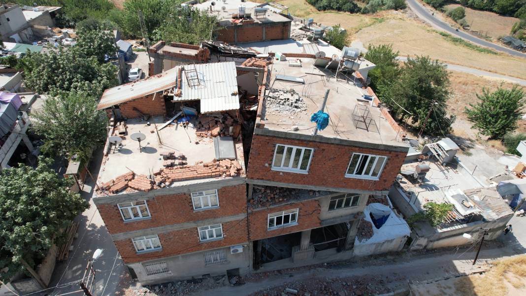 Depremde ara katı yıkıldı; Binanın ekseni kaydı 2