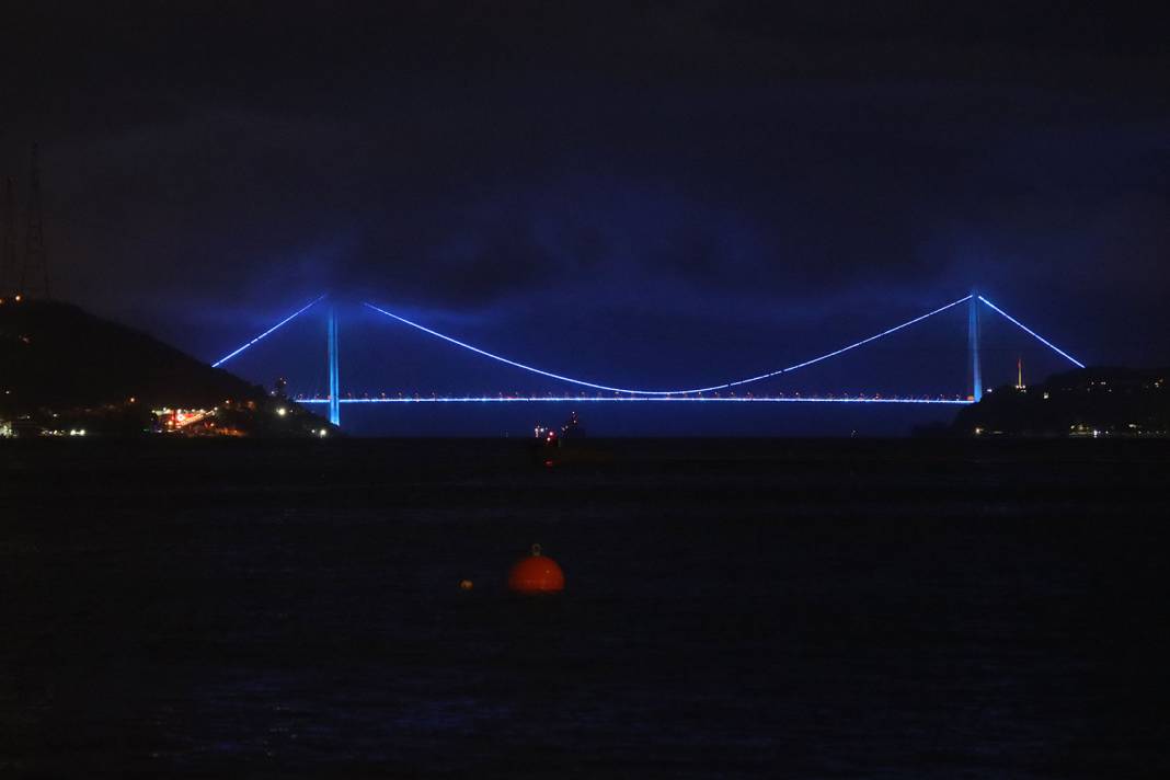 İstanbul'daki iki köprü ışıklandırıldı 4