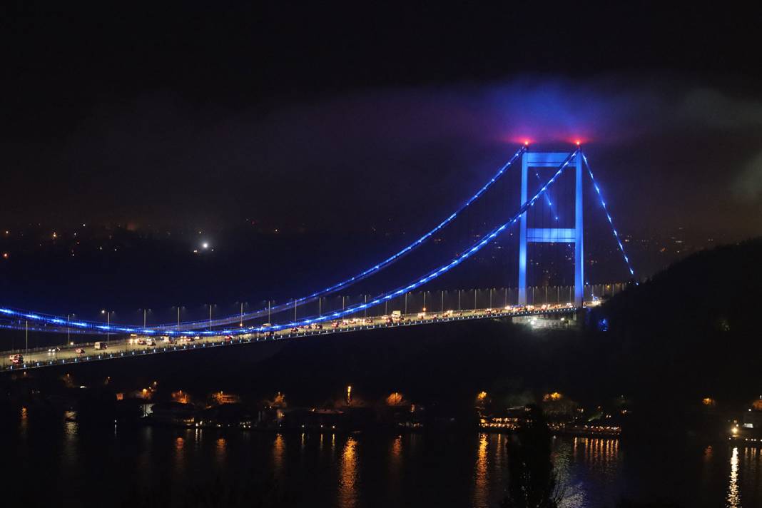 İstanbul'daki iki köprü ışıklandırıldı 3