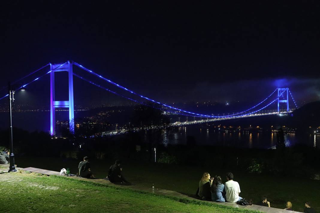 İstanbul'daki iki köprü ışıklandırıldı 1