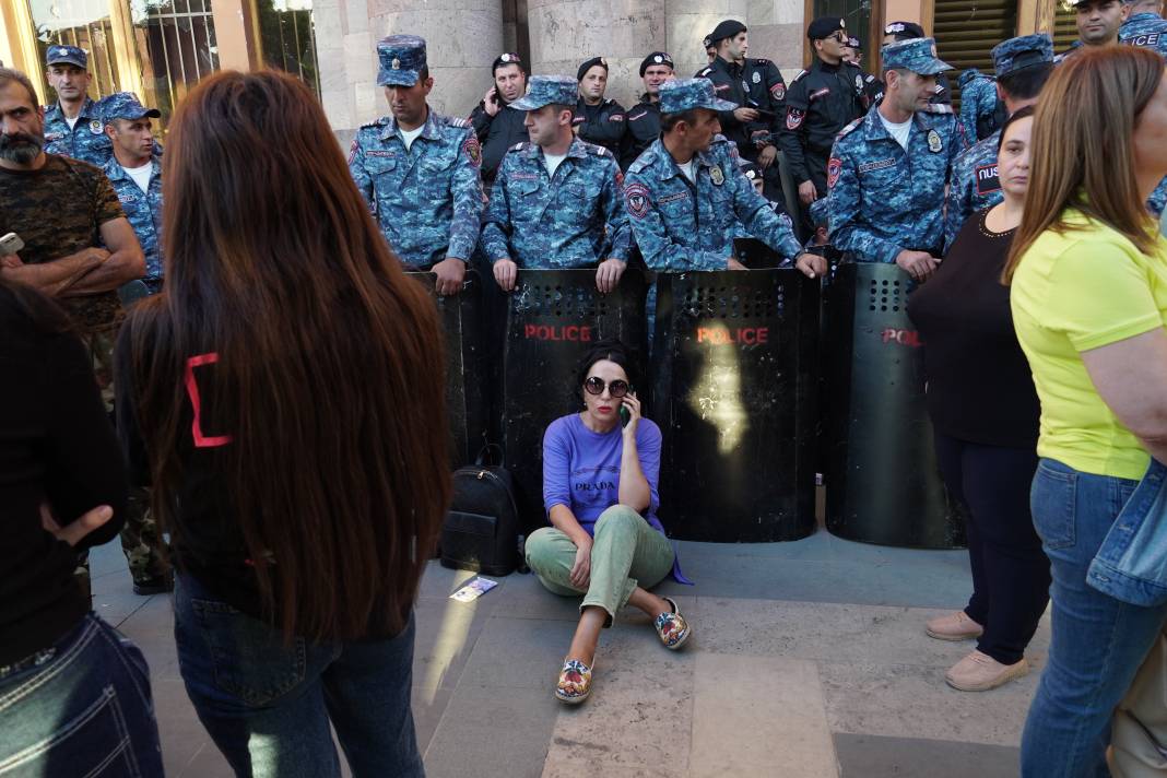 Ermenistan'da protestolar sürüyor, polis nöbette 11