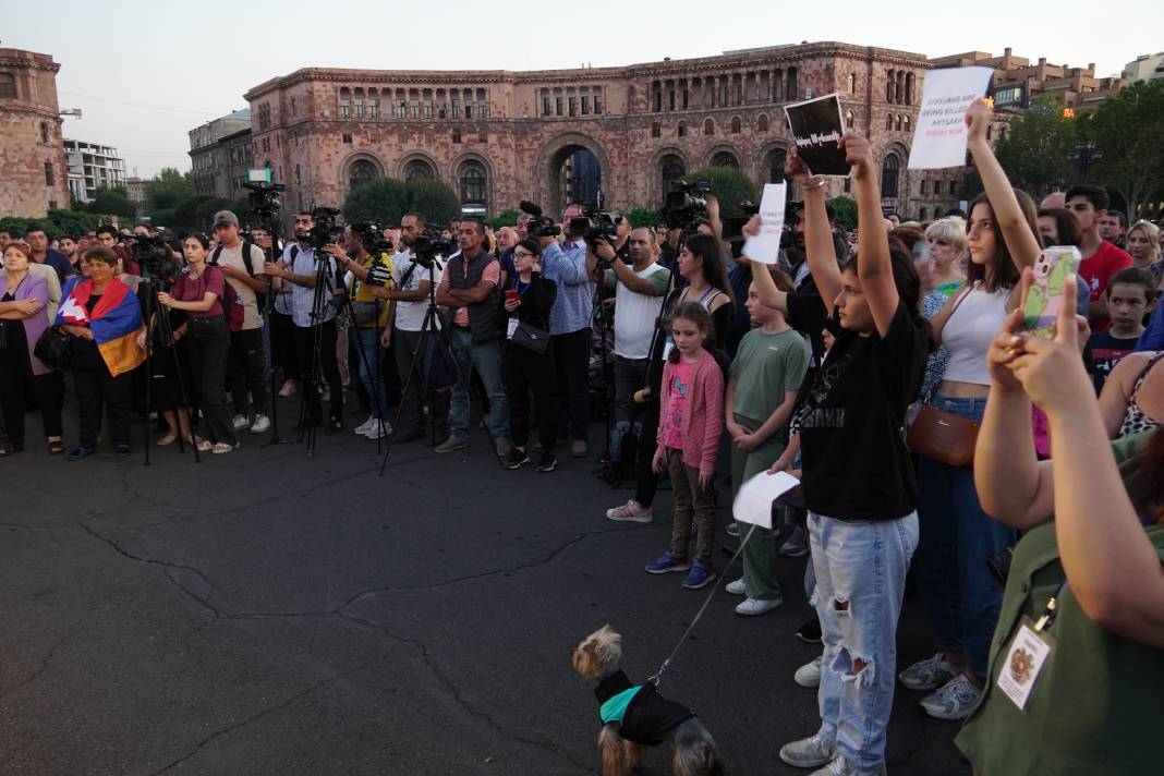 Ermenistan'da protestolar sürüyor, polis nöbette 12