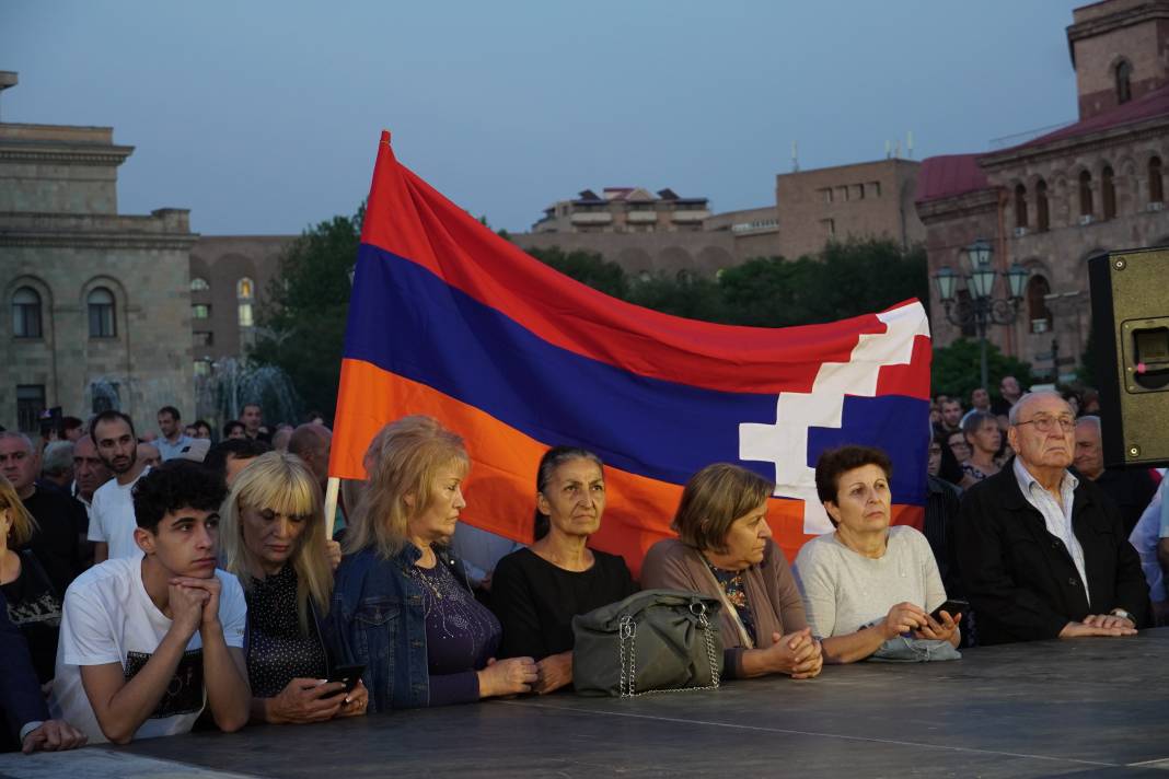 Ermenistan'da protestolar sürüyor, polis nöbette 14