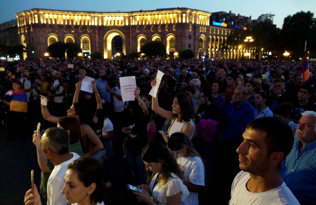 Ermenistan'da protestolar sürüyor, polis nöbette 13