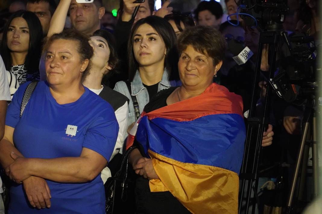 Ermenistan'da protestolar sürüyor, polis nöbette 4