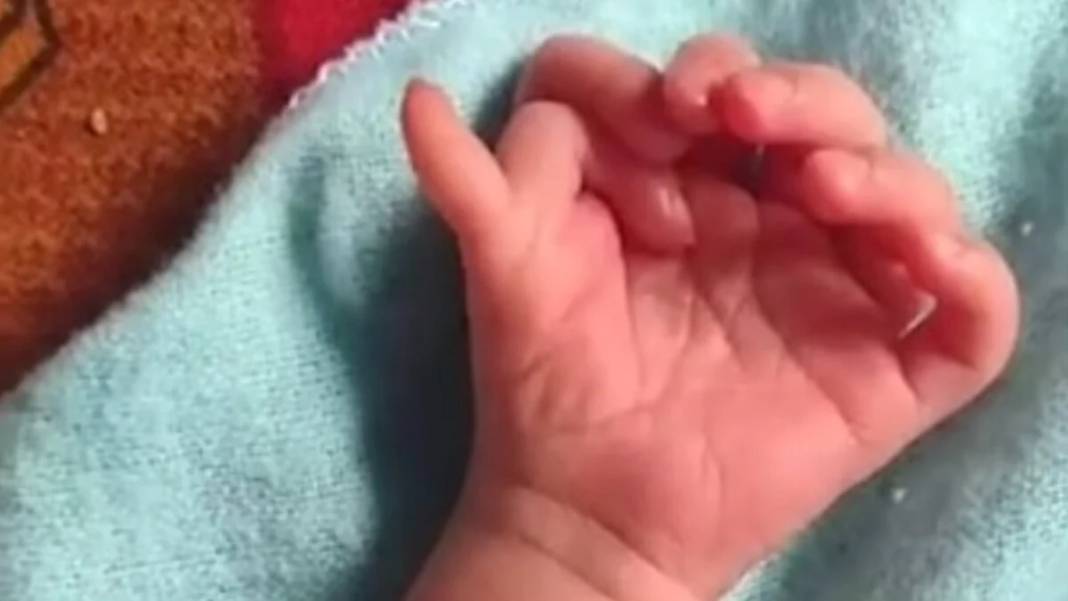 Dünya bu olayı konuşuyor: 26 parmakla doğan bebeği tanrıça ilan ettiler 8
