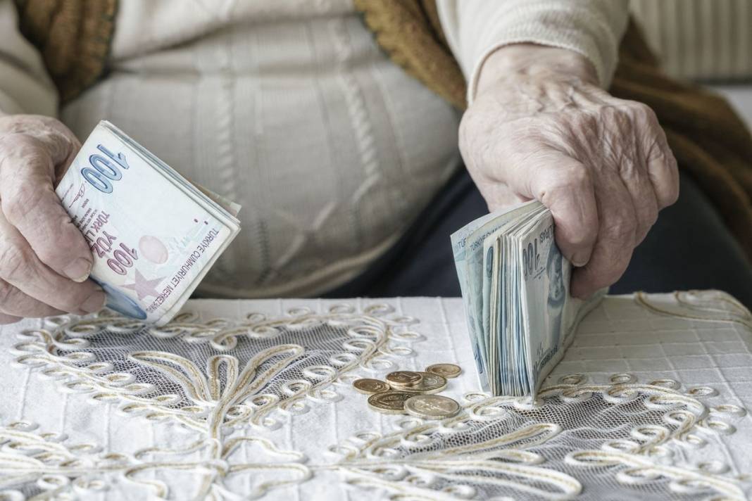 Emekli maaşları faiziyle geri alınacak 12