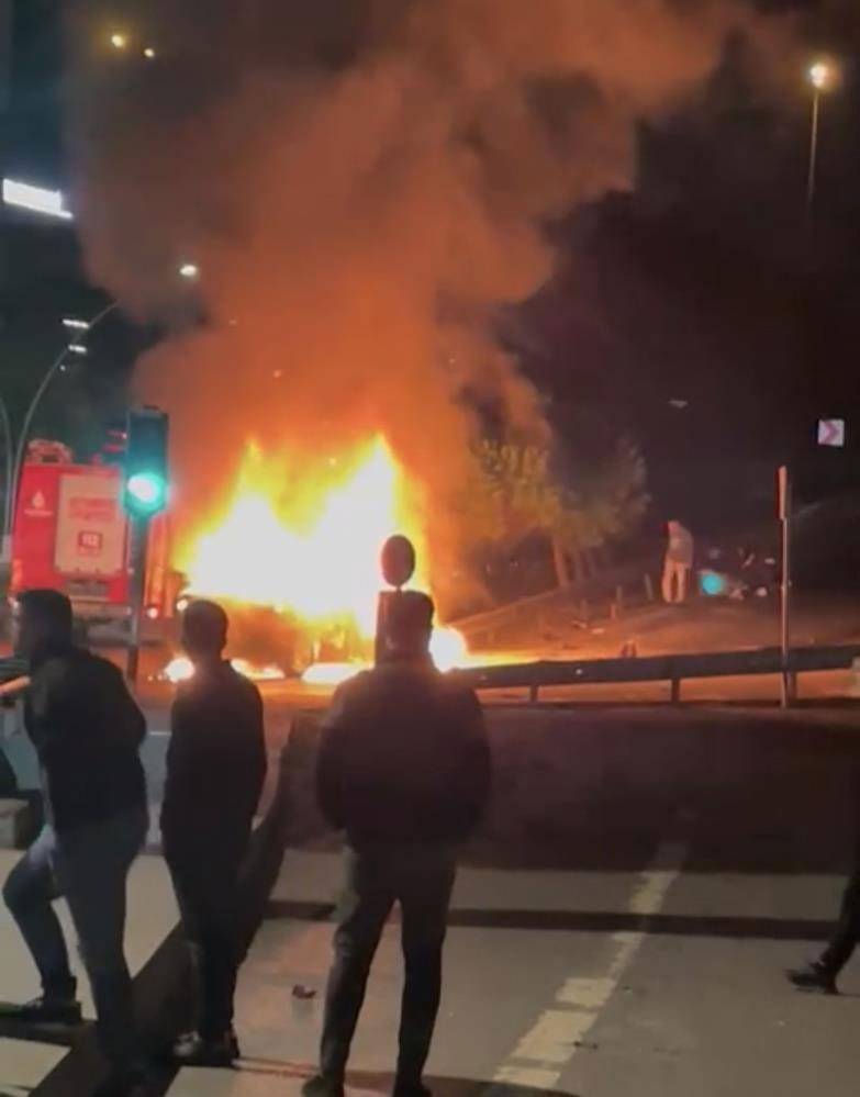 Ticari taksiyle motosiklet çarpıştı, motosikletteki kişi ağaca uçtu 2