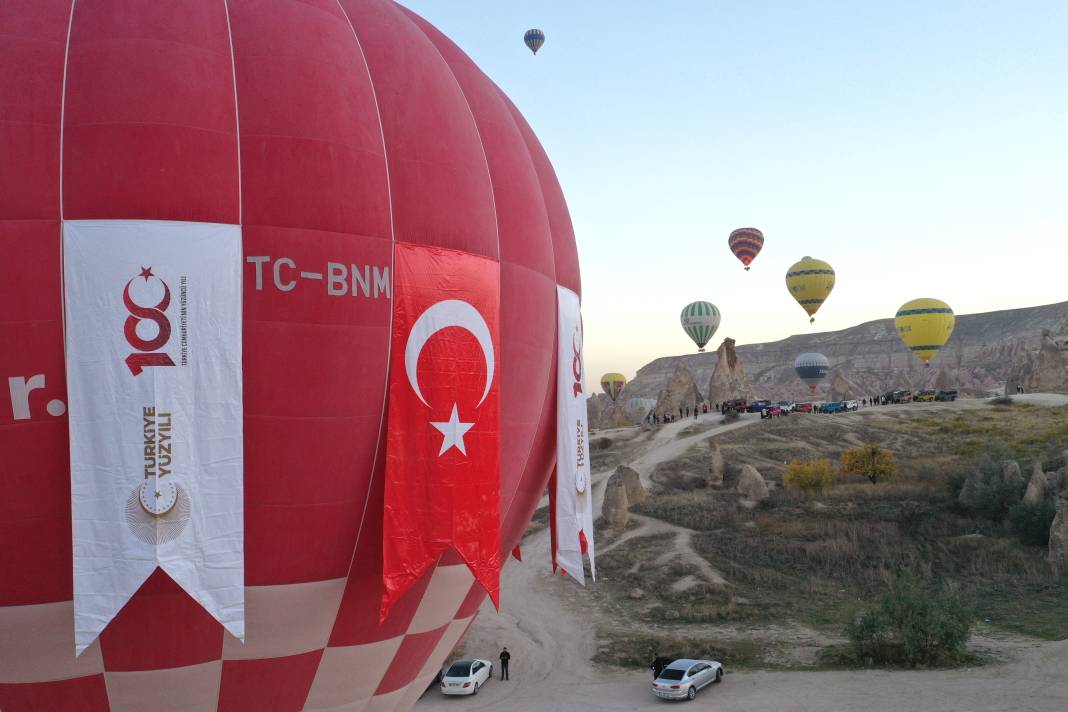 Kapadokya semaları kırmızı beyaza boyandı! 7