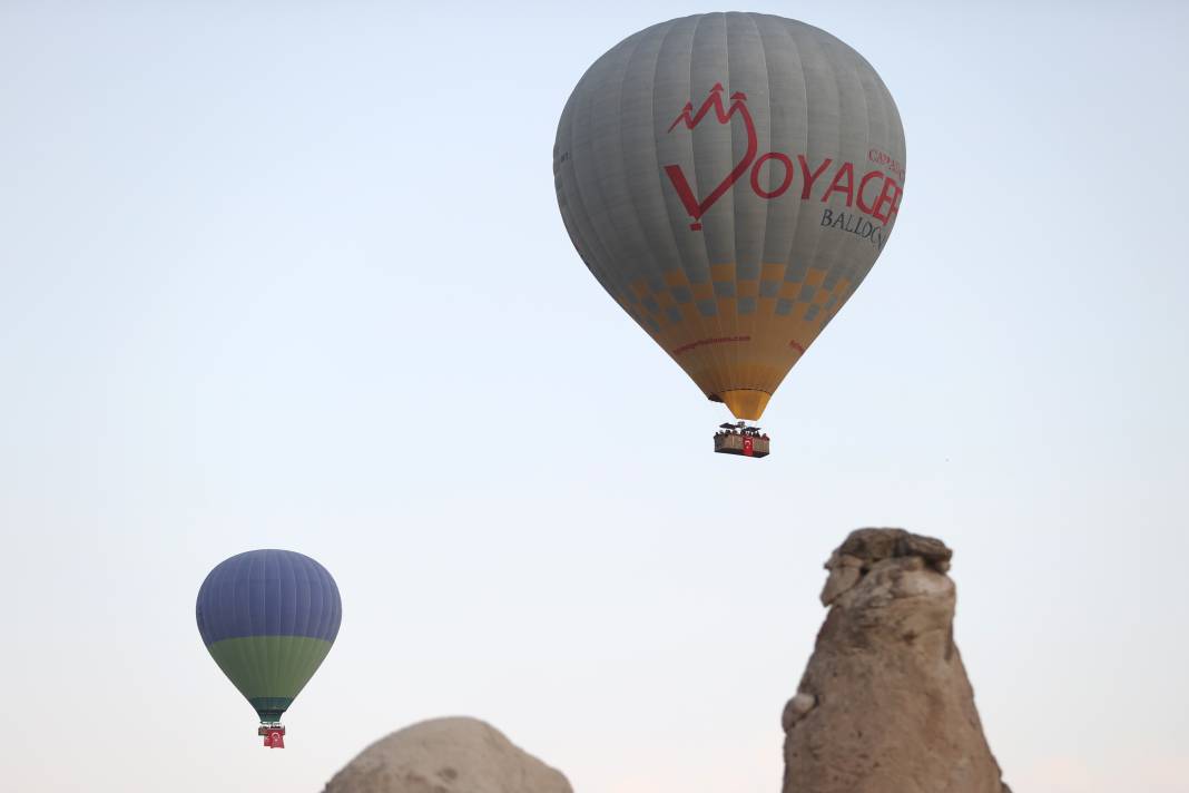 Kapadokya semaları kırmızı beyaza boyandı! 5