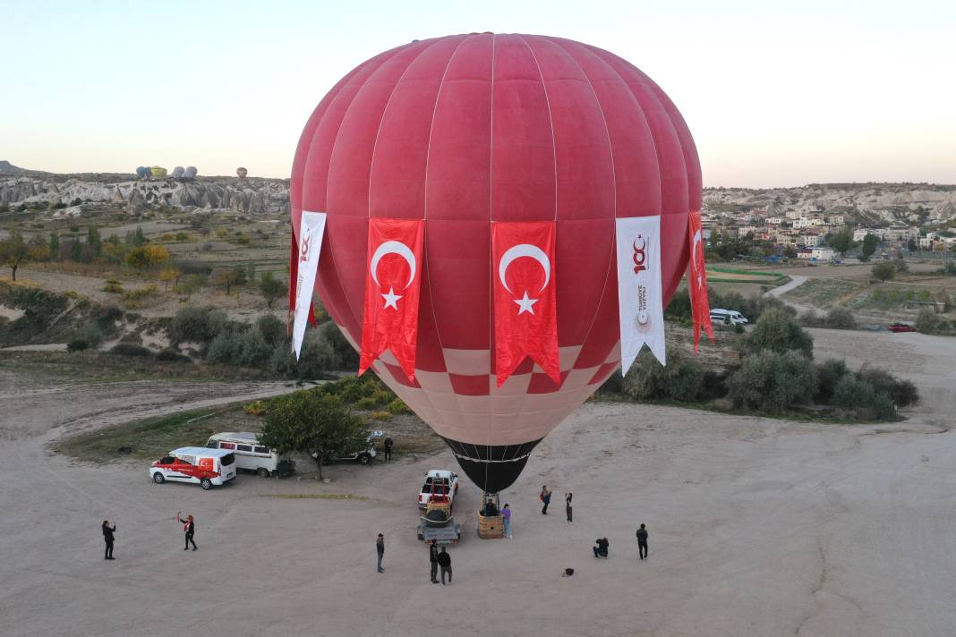 Kapadokya semaları kırmızı beyaza boyandı! 1