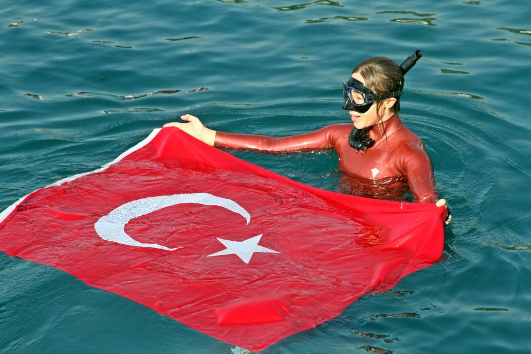 Milli sporcudan 100. yıl dalışı! Şanlı Türk bayrağı denizde dalgalandı 10