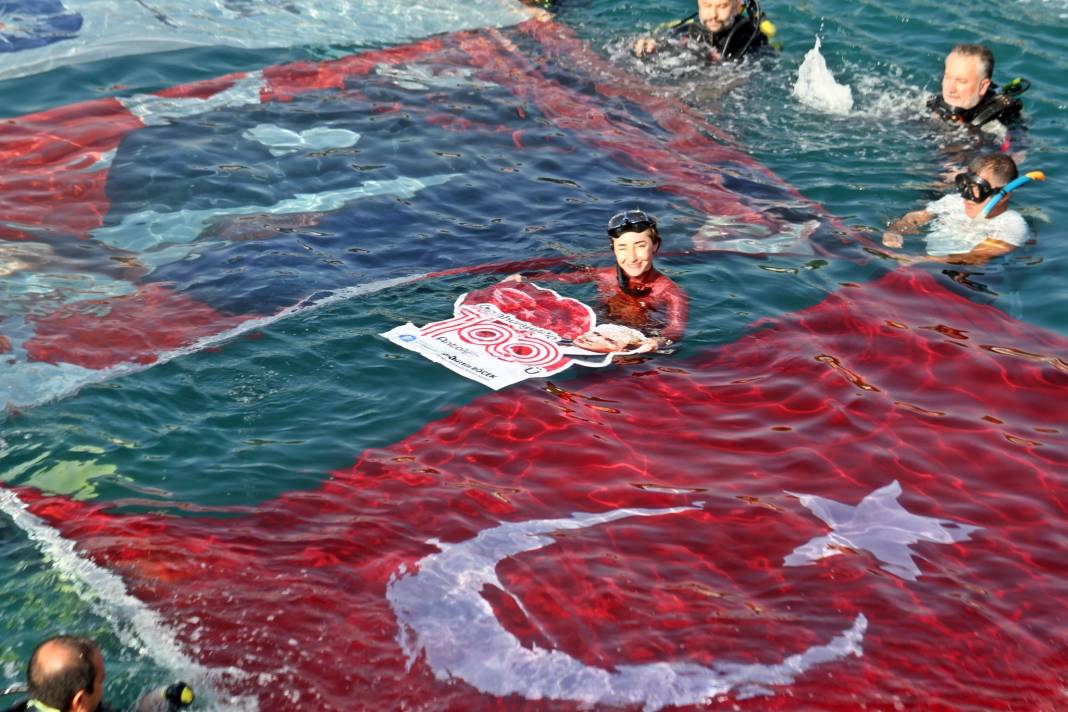 Milli sporcudan 100. yıl dalışı! Şanlı Türk bayrağı denizde dalgalandı 9