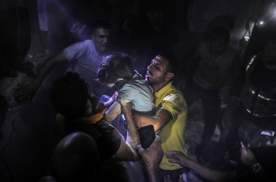 Gazze'de hayata dönüş: İsrail'in vurduğu binadan çocuk çıkarıldı 4