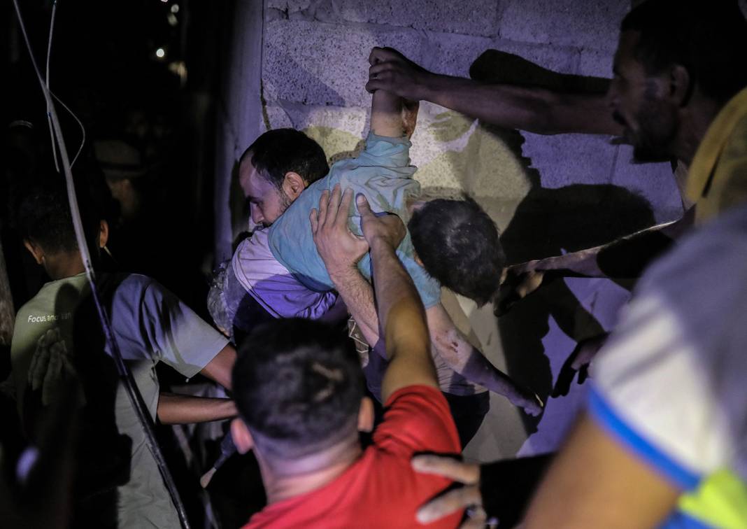 Gazze'de hayata dönüş: İsrail'in vurduğu binadan çocuk çıkarıldı 5