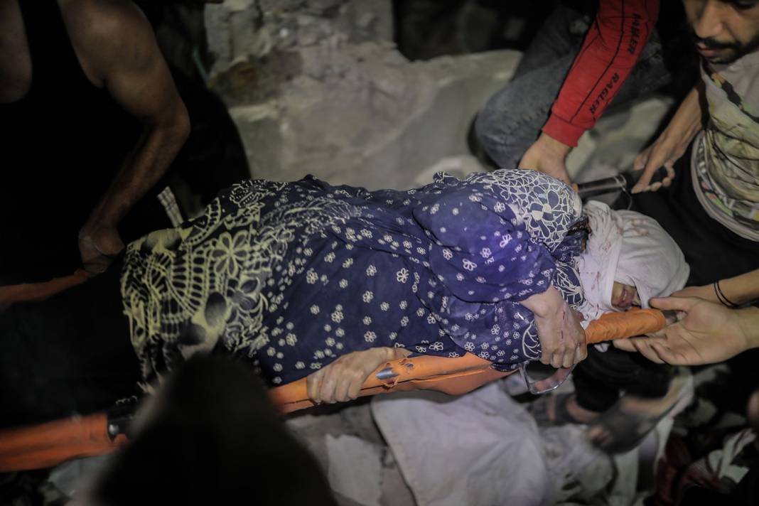 Gazze'de hayata dönüş: İsrail'in vurduğu binadan çocuk çıkarıldı 9