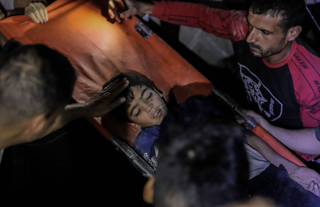 Gazze'de hayata dönüş: İsrail'in vurduğu binadan çocuk çıkarıldı 6