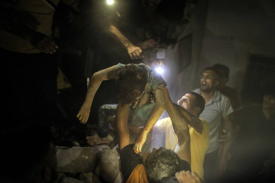 Gazze'de hayata dönüş: İsrail'in vurduğu binadan çocuk çıkarıldı 3