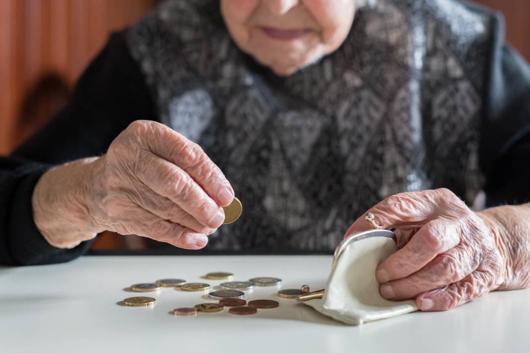 Emekli maaşları faiziyle geri alınacak 20