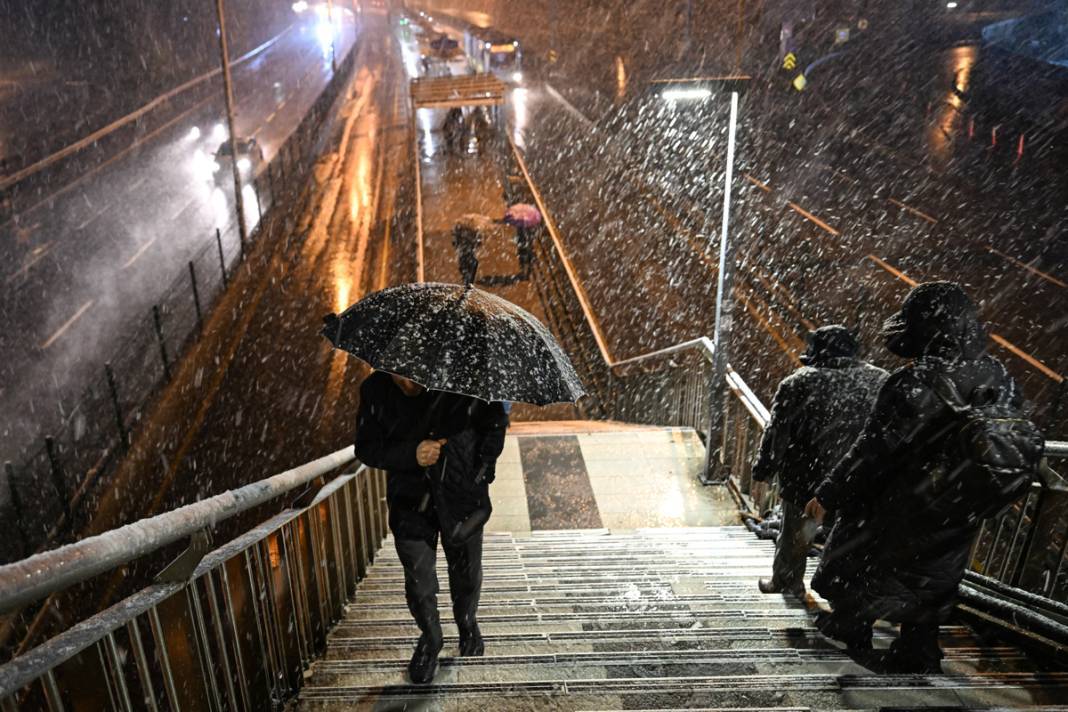 İstanbul beyaza büründü 'Megakente yılın ilk karı düştü' 3