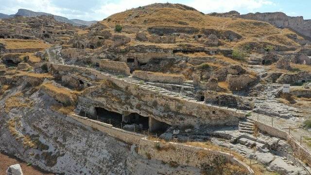 Çivili tabutlarla gömülmüş Müslüman mezarları bulundu 9