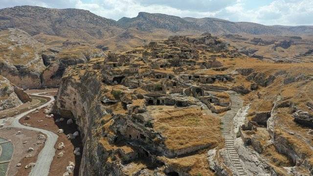 Çivili tabutlarla gömülmüş Müslüman mezarları bulundu 2