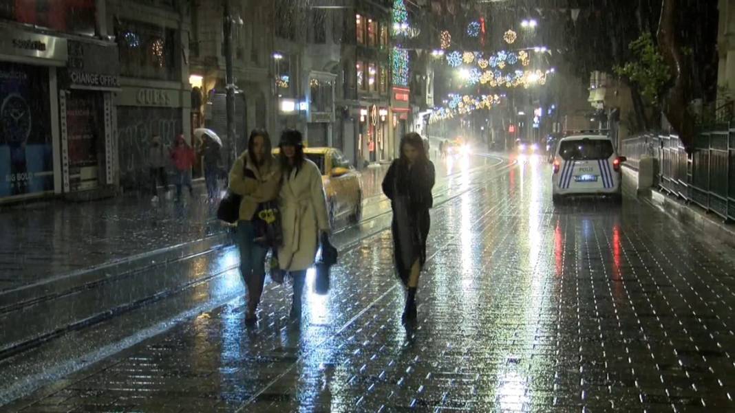 İstanbul beyaza büründü 'Megakente yılın ilk karı düştü' 6