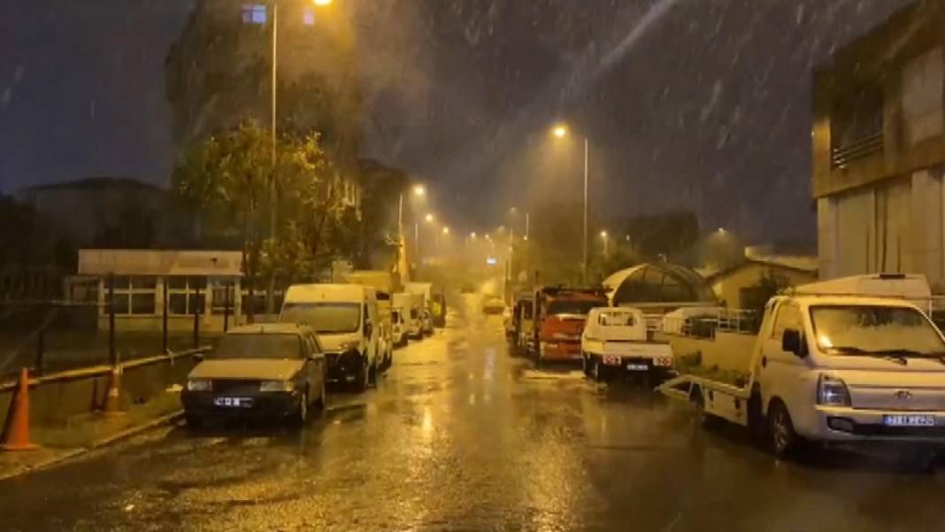 İstanbul beyaza büründü 'Megakente yılın ilk karı düştü' 16