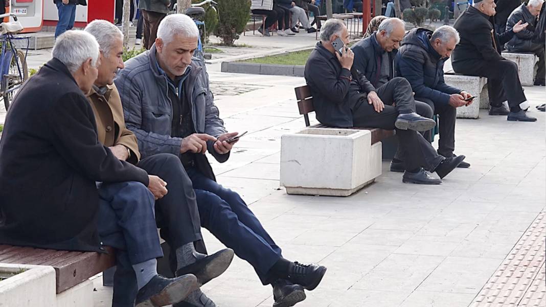Emeklilere toplu ulaşım ücretsiz olacak ‘Meclis’ten geçti’ Başvuru şartları belli oldu 7