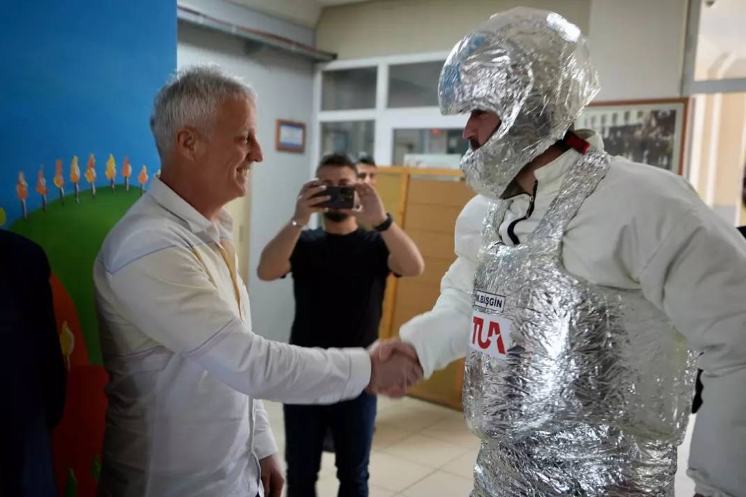 Türkiye'den seçim manzaraları 'Kimi astronot kostümüyle geldi kimi kral kostümüyle' 6