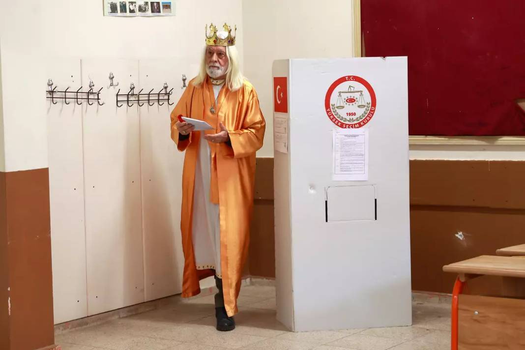 Türkiye'den seçim manzaraları 'Kimi astronot kostümüyle geldi kimi kral kostümüyle' 13