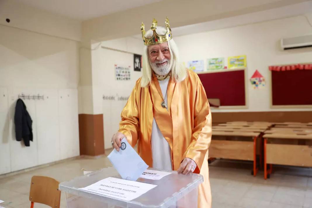 Türkiye'den seçim manzaraları 'Kimi astronot kostümüyle geldi kimi kral kostümüyle' 14