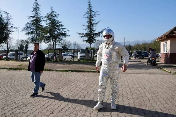 Türkiye'den seçim manzaraları 'Kimi astronot kostümüyle geldi kimi kral kostümüyle' 4