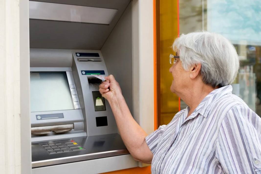 O emekliler bayram ikramiyesini ATM’lerden çekemeyecek! Bankalardan resmen uyarı geldi 8