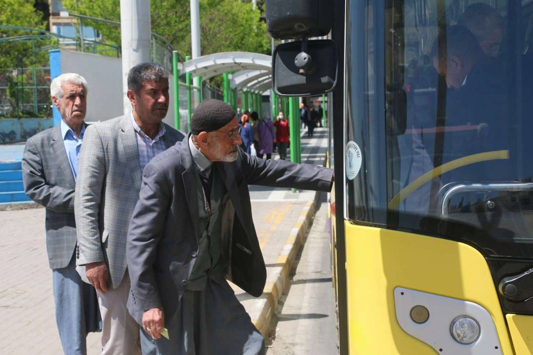 60-65 yaş arası ücretsiz ulaşım kaldırıldı! Mecliste onaylanıp yürürlüğe girdi 9