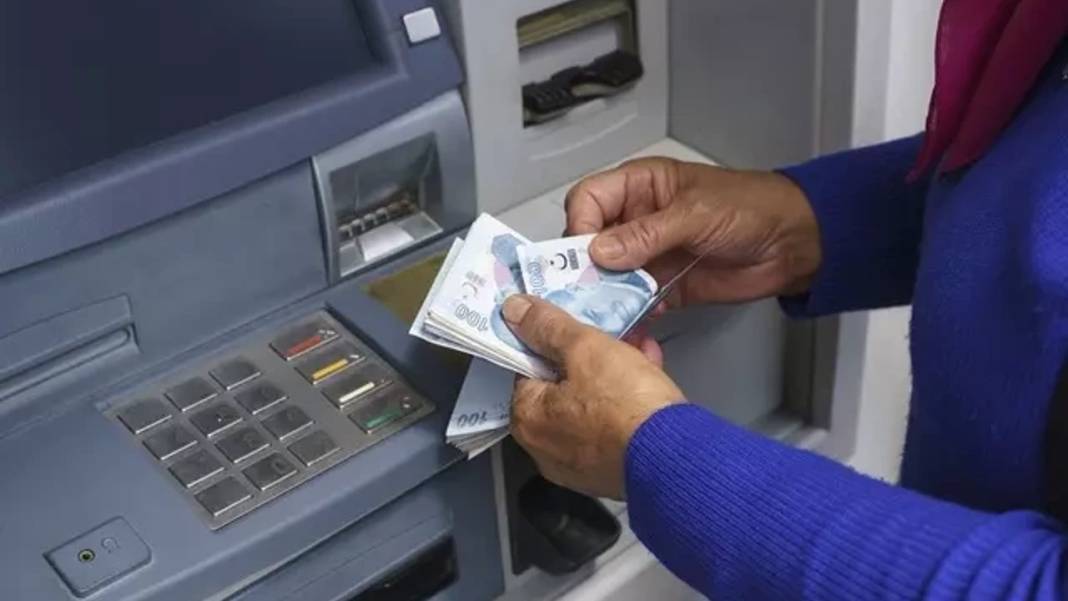 O emekliler bayram ikramiyesini ATM’lerden çekemeyecek! Bankalardan resmen uyarı geldi 7