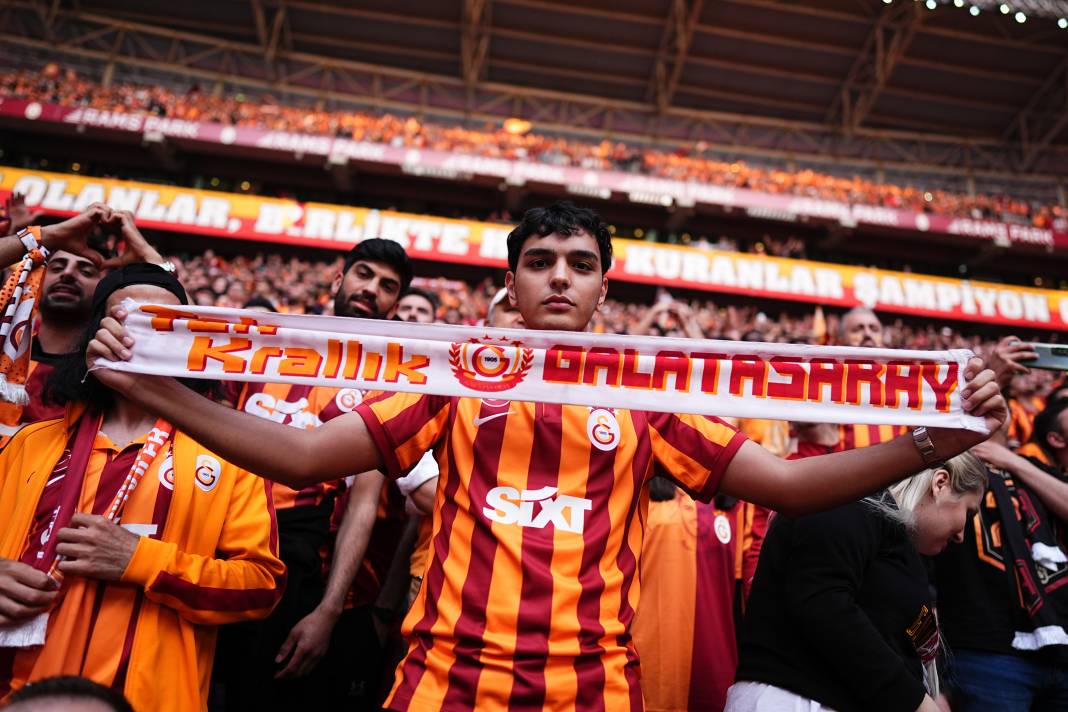 Galatasaray şampiyonluk kupasını kaldırdı. Muhteşem şov 2