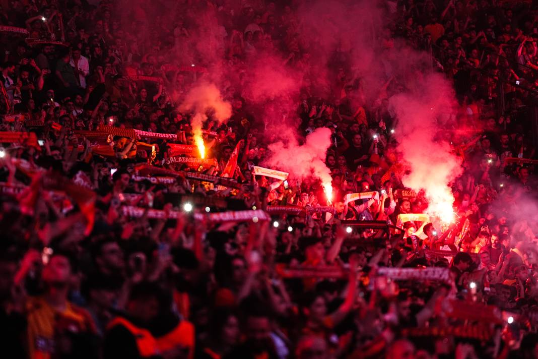 Galatasaray şampiyonluk kupasını kaldırdı. Muhteşem şov 31