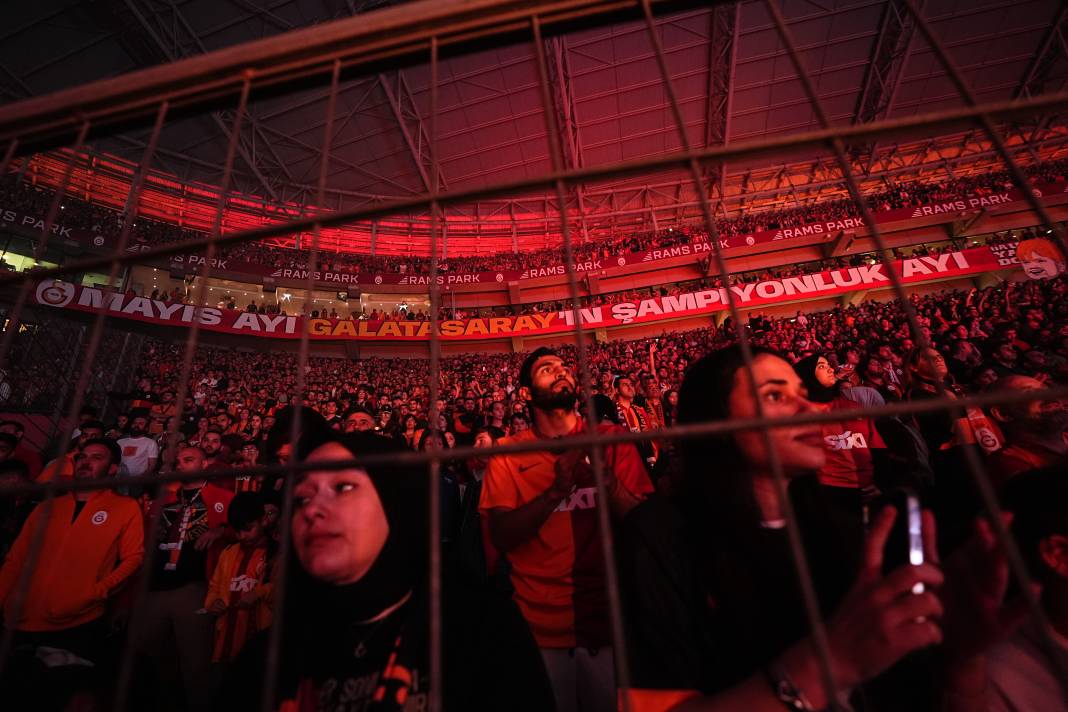 Galatasaray şampiyonluk kupasını kaldırdı. Muhteşem şov 32