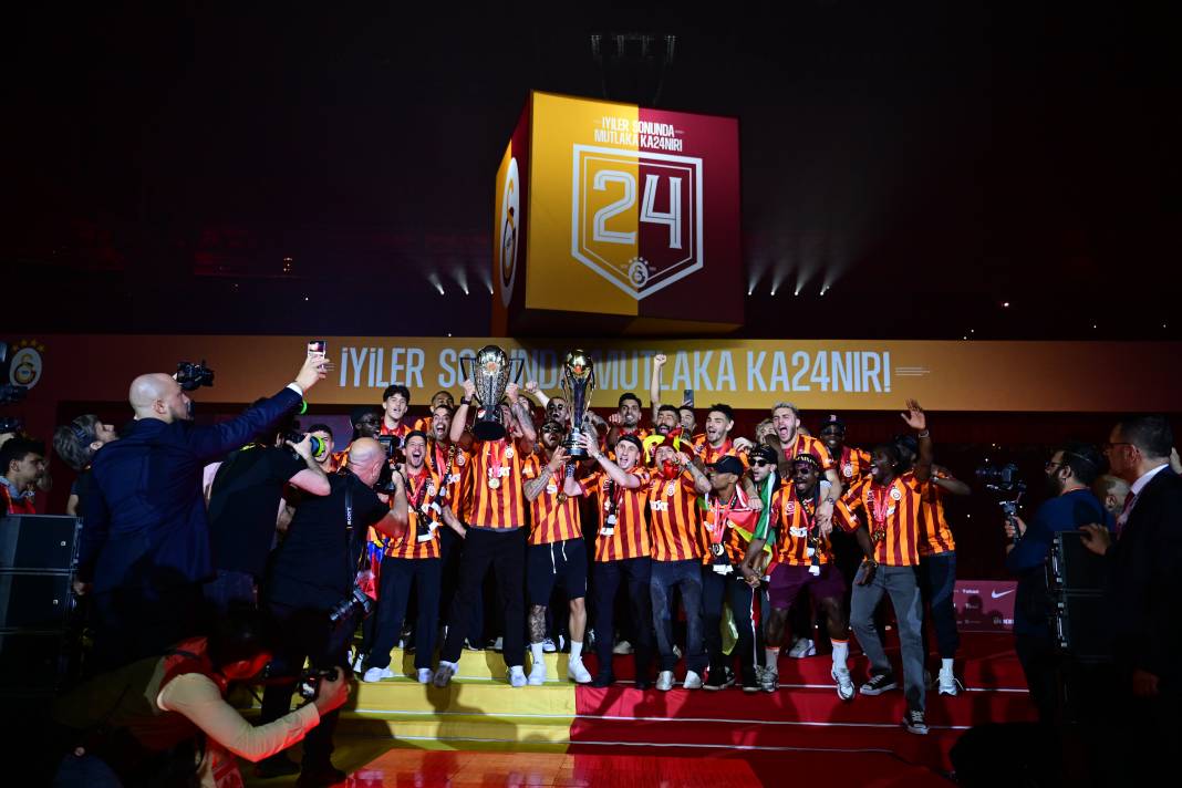 Galatasaray şampiyonluk kupasını kaldırdı. Muhteşem şov 33
