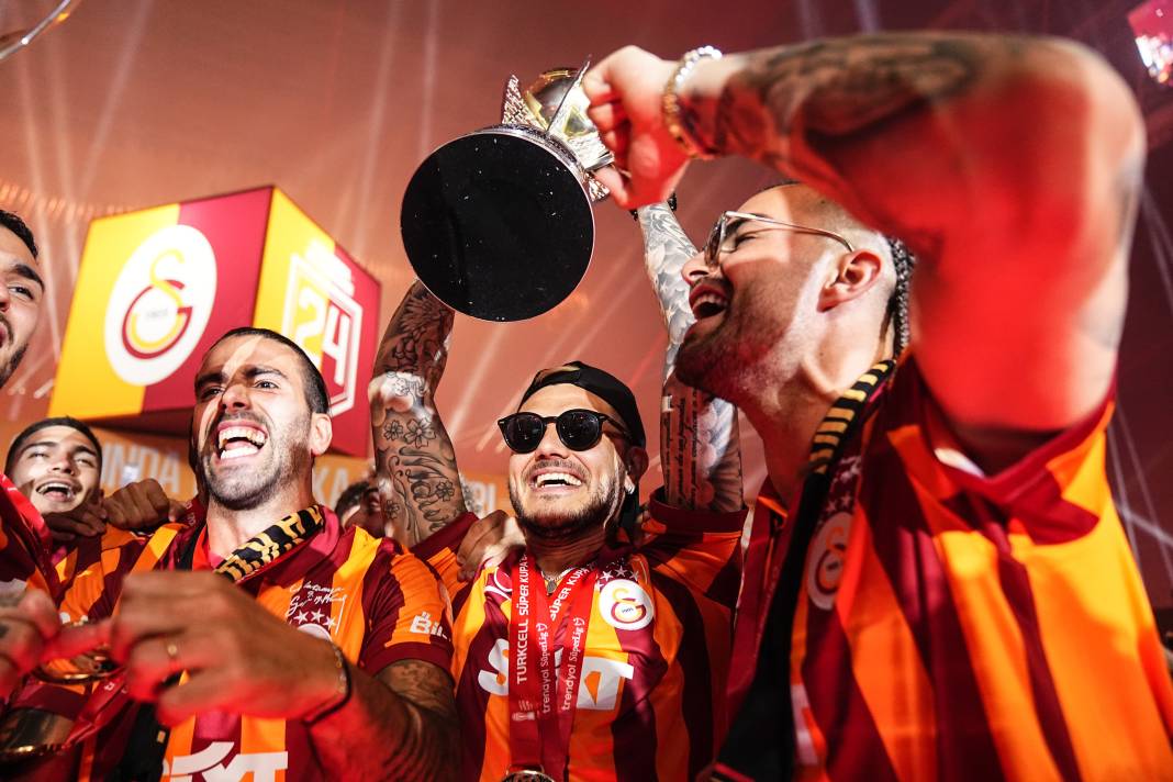 Galatasaray şampiyonluk kupasını kaldırdı. Muhteşem şov 29