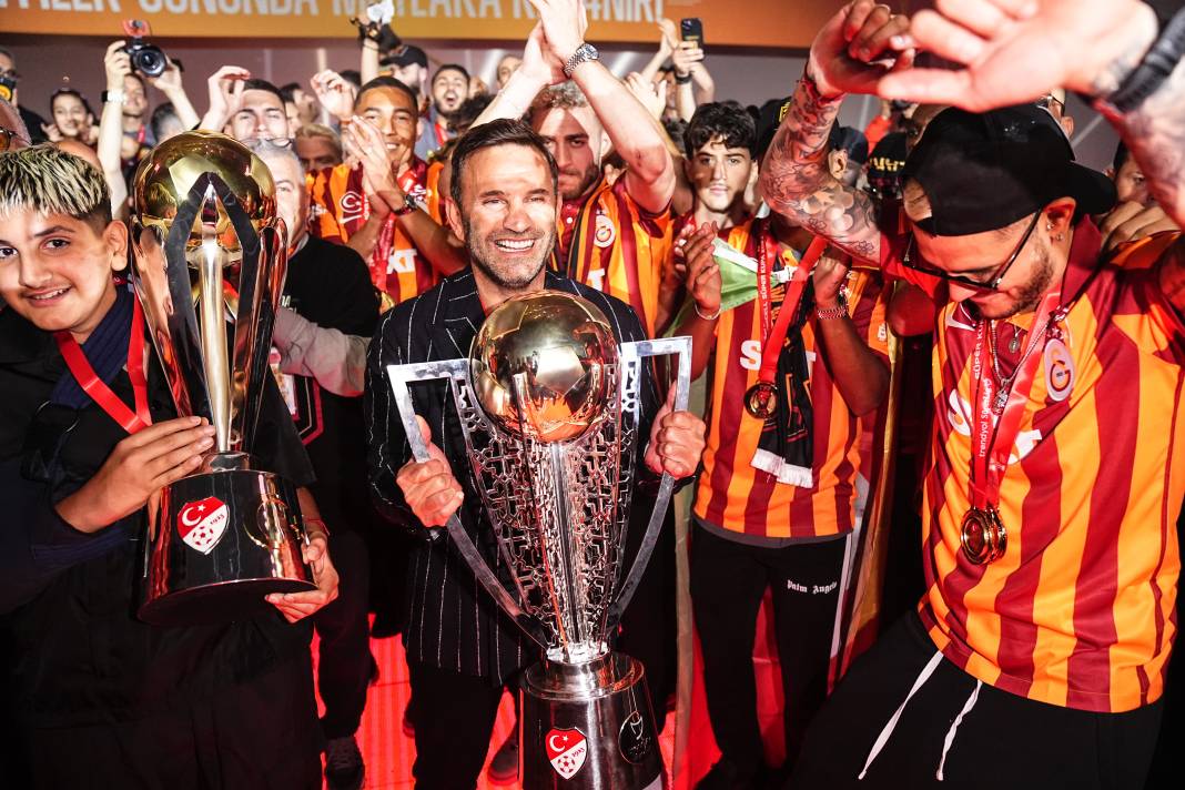 Galatasaray şampiyonluk kupasını kaldırdı. Muhteşem şov 26