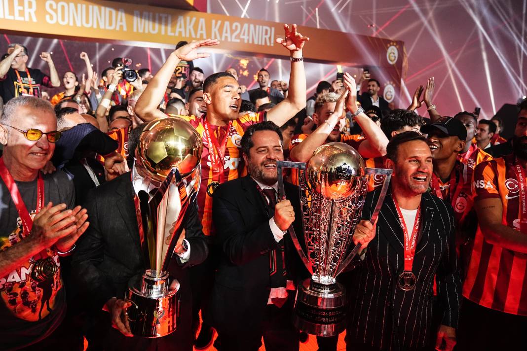 Galatasaray şampiyonluk kupasını kaldırdı. Muhteşem şov 25