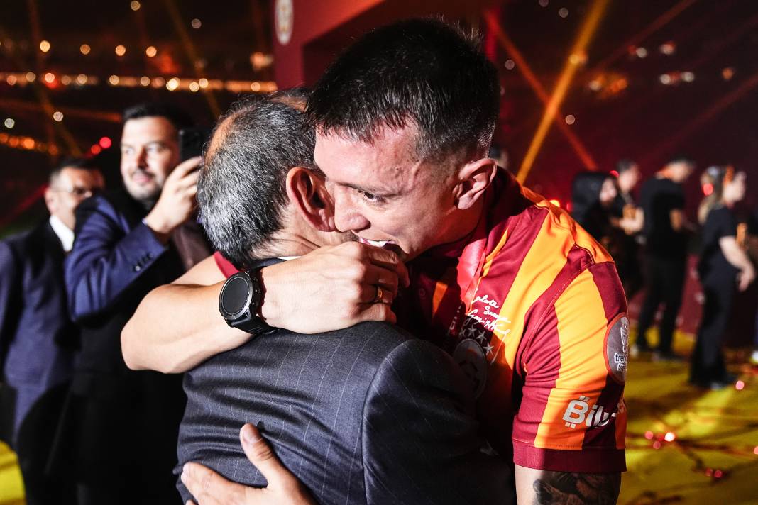 Galatasaray şampiyonluk kupasını kaldırdı. Muhteşem şov 27