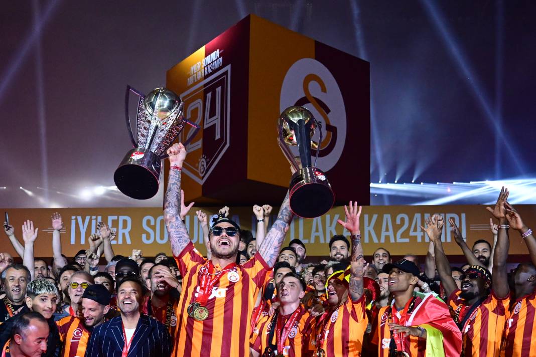 Galatasaray şampiyonluk kupasını kaldırdı. Muhteşem şov 24